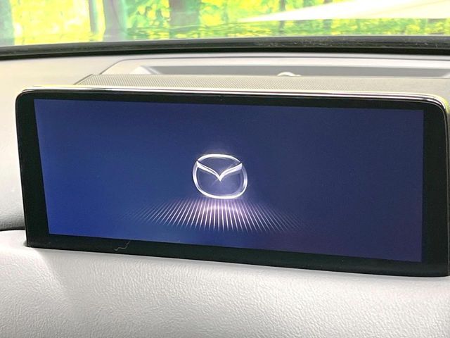 【10.25インチマツダコネクト】車内の雰囲気にマッチした大型ディスプレイ。スマホ接続でのナビ使用やBluetooth再生等、様々な機能が楽しめます。直感的なダイヤル操作が可能で、使い勝手も良好です。