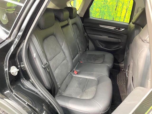 後部座席も気になるようなキズ・汚れやへたり等、大きなダメージはなく、良好な状態です。