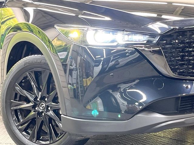 【LEDヘッドライト】悪天候や夜間走行時も良好な視界を確保し安心して運転できる高輝度LEDヘッドライトを装備！点灯速度が早く、消費電力も抑えられています。