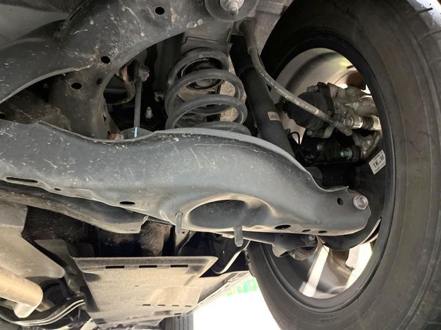 お車を安心してお乗りいただく為には、足回りの定期点検が欠かせません。サービスサポート（有償保証）では無料点検もご提供しており、安心のカーライフをお過ごしいただけるサポート体制が整っています。