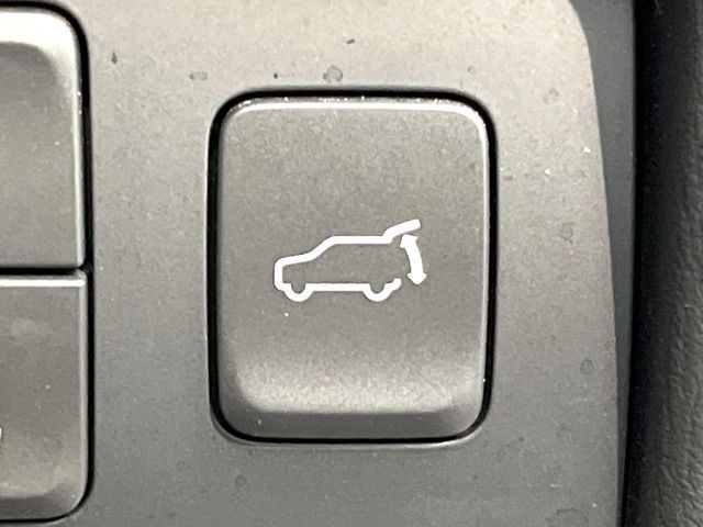 【パワーバックドア】スマートキーや運転席のボタンを押すだけでリアゲートが自動で開閉します！荷物を持っている時や、高い位置にあるバックドアを閉める際に便利な機能です♪