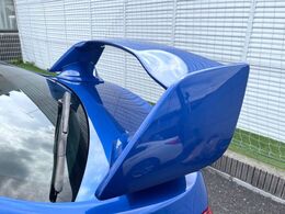 【大型リヤスポイラー】スポーツカーらしさがグッと引き立つ大型リヤスポイラーを装着♪高速走行時のスタビリティ（走行安定性）向上に役立ちます。