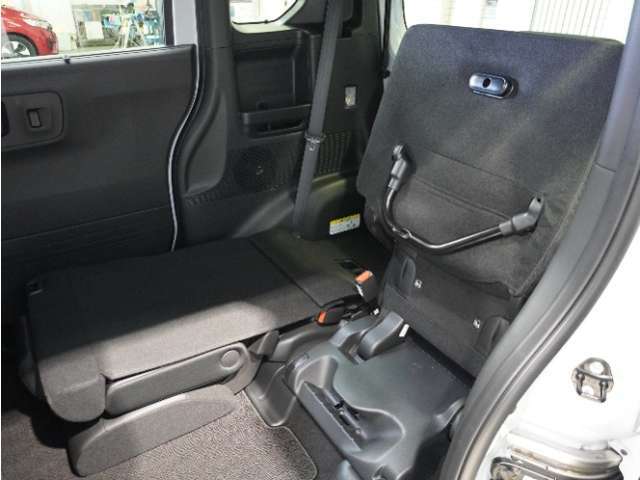 【チップアップ＆ダイブダウンシート】はね上げれば高さのある荷物、倒せば長い荷物も収まります。はね上げて、倒して変化するシートで使いやすさをアレンジ。