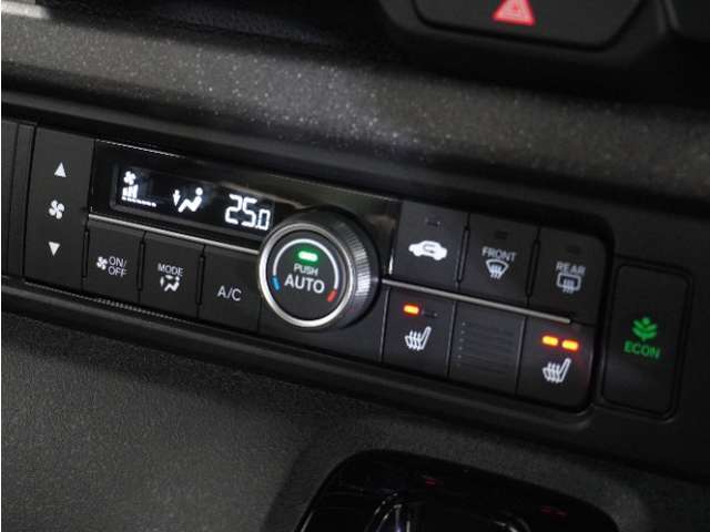 【オートエアコン】温度を設定すれば自動で快適な車内温度を保ちます。エアコン内部の高性能脱臭フィルターで車内のアレルゲンや花粉を除去。