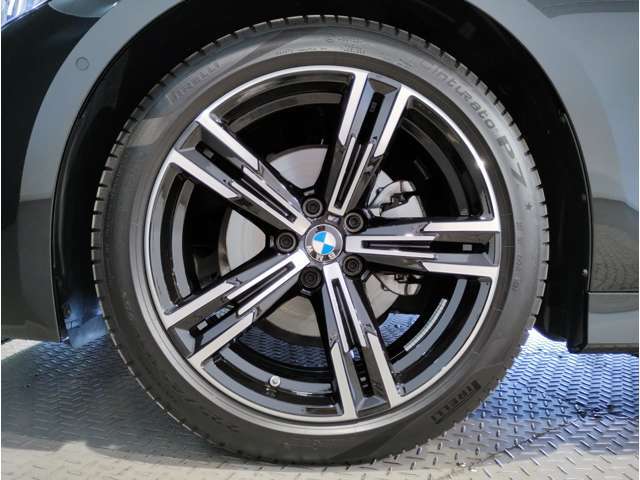【BMWアロイホイル】軽量かつ強度に拘ったアロイホイル。走行性能ポテンシャルを引き出す設計。車の足元を引き締めてくれる大きなポイントはアロイホイルです。