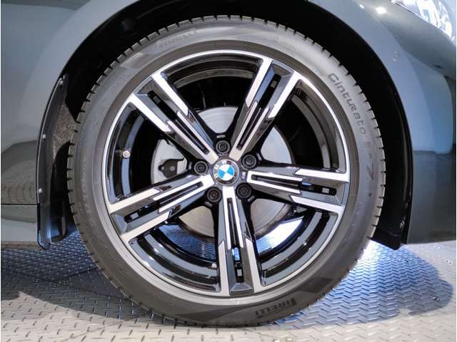 【BMWアロイホイル】軽量かつ強度に拘ったアロイホイル。走行性能ポテンシャルを引き出す設計。車の足元を引き締めてくれる大きなポイントはアロイホイルです。