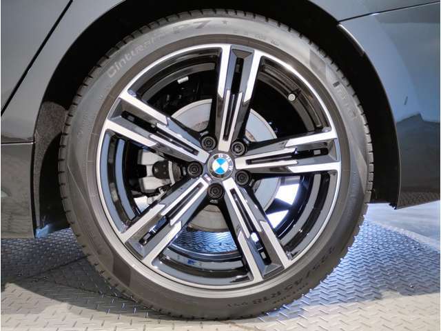 【BMWアロイホイル】軽量かつ強度に拘ったアロイホイル。走行性能ポテンシャルを引き出す設計。車の足元を引き締めてくれる大きなポイントはアロイホイルです。