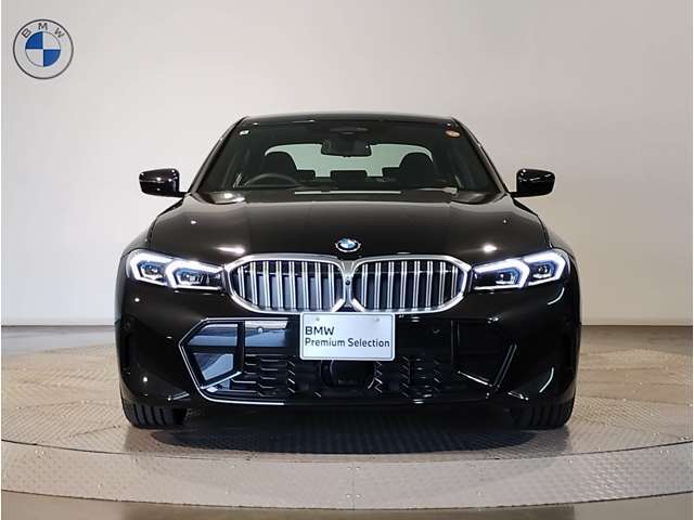 【キドニーグリル】BMWは約90年もの間、ほぼ全ての車両にひと目でBMWだと分かるこの特徴的なフロントグリルが備えられ、デザイン・アイコンとして親しまれてきました。