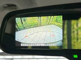 【バックカメラ】駐車時に後方がリアルタイム映像で確認できます。大型商業施設や立体駐車場での駐車時や、夜間のバック時に大活躍！運転スキルに関わらず、今や必須となった装備のひとつです！