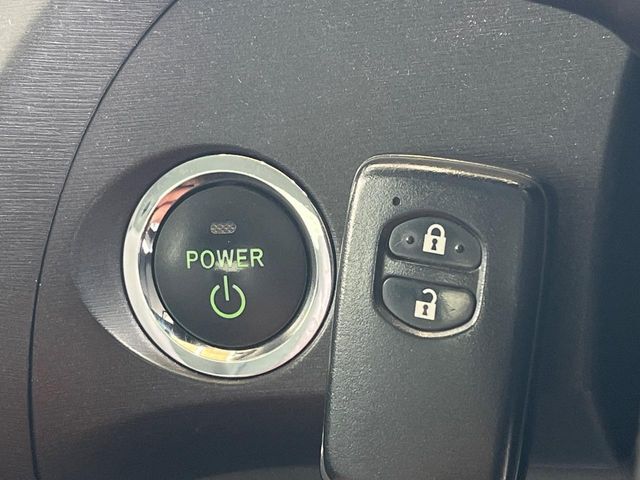 【スマートキー】カバンやポケットに入れたままでもドアの施錠・解錠が可能なスマートキーを装備。エンジンのオン・オフ時もカギを取り出す必要が無いからとっても便利です♪