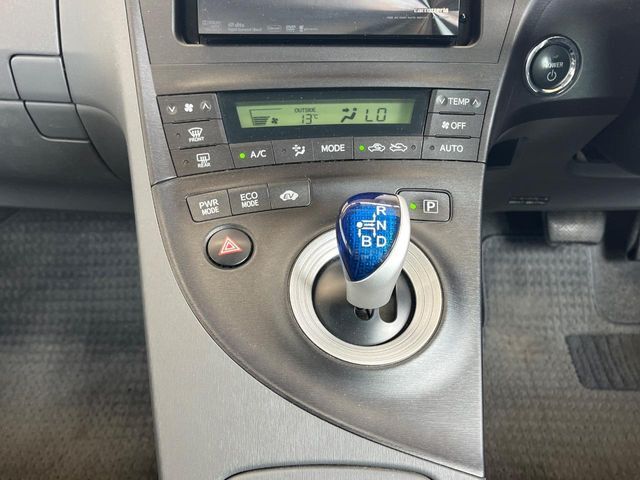 【オートエアコン】一度お好みの温度に設定すれば、車内の温度を検知し風量や温度を自動で調整。暑い…寒い…と何度もスイッチ操作をする必要はありません。快適な車内空間には必須の機能ですね♪