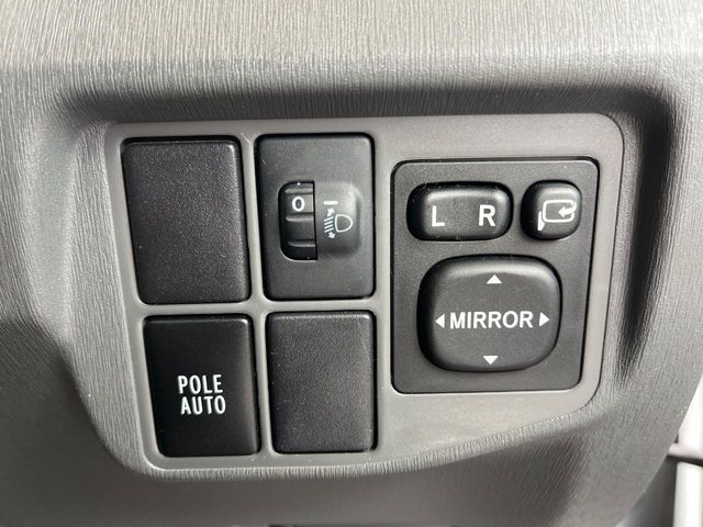 【電動格納ミラー】サイドミラーは電動格納式となっており、狭い駐車場でもキズがつくリスクを抑えられます。