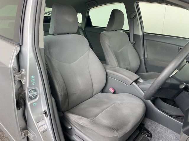 運転席シート廻りは使用感も少なく、良好な状態となっています。前オーナー様が丁寧に使っていたことがよくわかりますね。