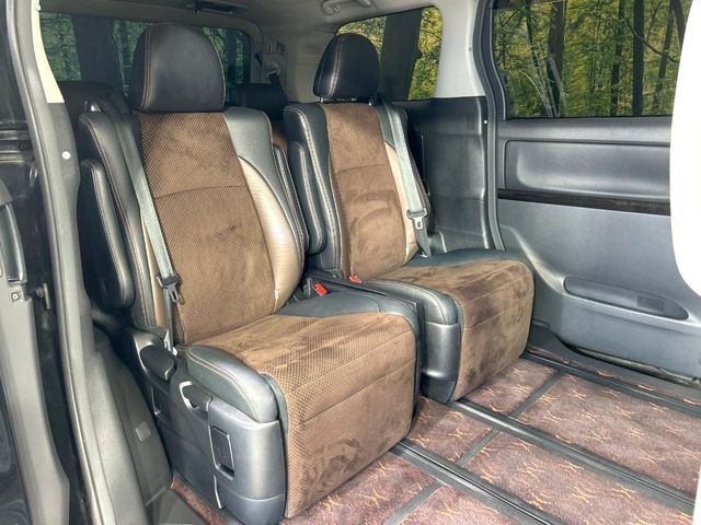 後部座席も気になるようなキズ・汚れやへたり等、大きなダメージはなく、良好な状態です。