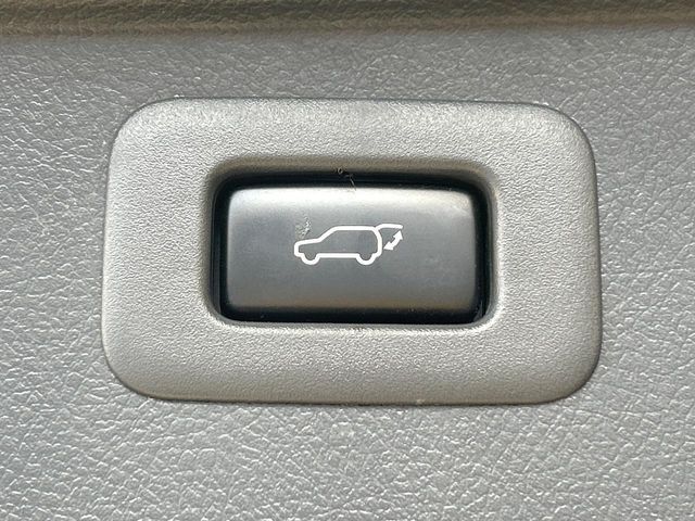 【パワーバックドア】スマートキーや運転席のボタンを押すだけでリアゲートが自動で開閉します！荷物を持っている時や、高い位置にあるバックドアを閉める際に便利な機能です♪