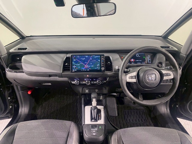 【ルームクリーニング】せっかく乗るならピカピカの車がいいですよね！当店は、他社では省きがちな細部に至るまで、徹底した清掃を行っております。