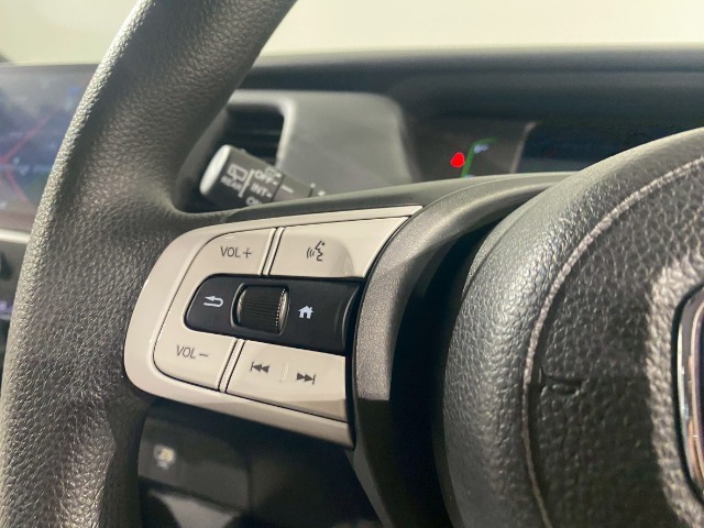 【ステアリングリモコン】ステアリングにオーディオ調節可能なスイッチが装備されていますので運転中でも視線をそらさずにオーディオの調節が可能です！