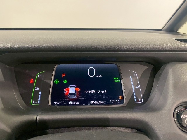 見やすいメーターに様々な情報を表示でき快適かつ安全に運転できます。