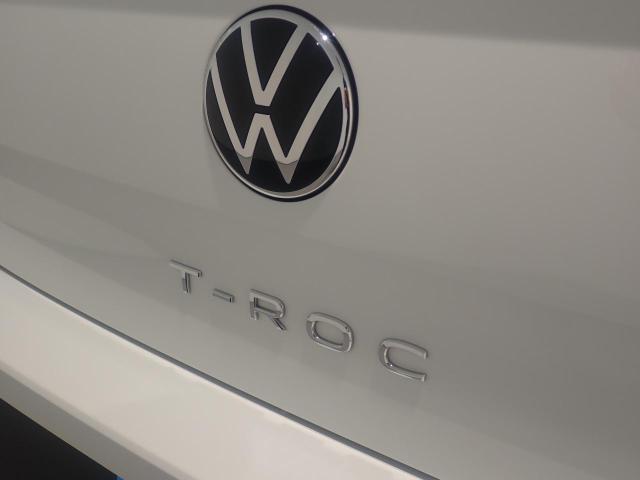 リアカメラがVWエンブレムに内蔵されています。ギアをリバースに入れると車両後方の映像が映しだされます。