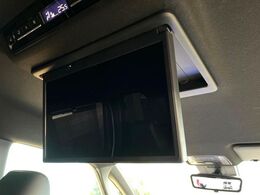 【フリップダウンモニター】大画面モニターで後席でもエンタメをお楽しみいただけます。小さなお子様にも大人気の装備です♪