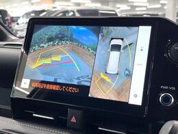【パノラミックビューモニター】専用のカメラにより、上から見下ろしたような視点で360度クルマの周囲を確認することができます☆死角部分も確認しやすく、狭い場所での切り返しや駐車もスムーズに行えます。