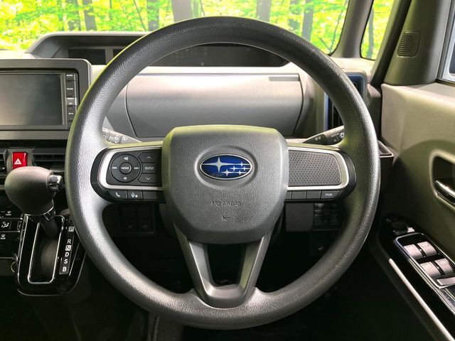 インテリアに合わせたデザインのステアリングは、運転される方のことも考え、運転しやすい形状、大きさです。是非一度、実際に触ってお確かめください。
