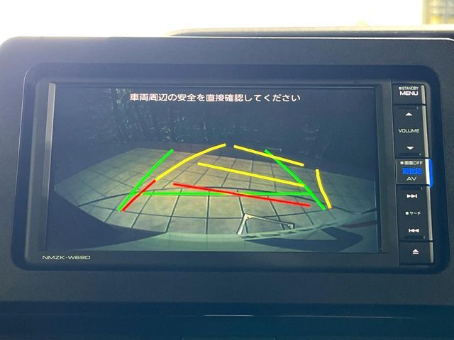 【バックカメラ】駐車時に後方がリアルタイム映像で確認できます。大型商業施設や立体駐車場での駐車時や、夜間のバック時に大活躍！運転スキルに関わらず、今や必須となった装備のひとつです！