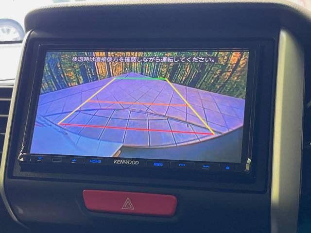 【バックカメラ】駐車時に後方がリアルタイム映像で確認できます。大型商業施設や立体駐車場での駐車時や、夜間のバック時に大活躍！運転スキルに関わらず、今や必須となった装備のひとつです！