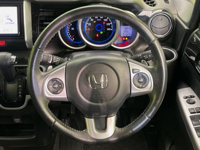 【純正革巻きステアリング】上質な革を使用することで、手にしっかり馴染みとても運転しやすいハンドルです♪
