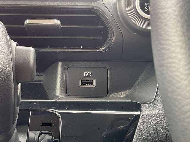 前席USB電源です。