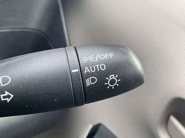 オートライトスイッチです。トンネルなど車外の明るさを感知して自動でヘッドライトを点灯します。