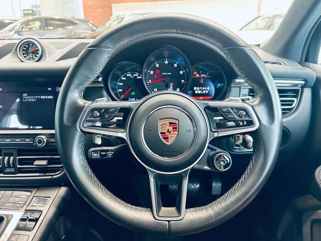 安心してカーライフを始めていただく事ができるよう、納車前にディーラー整備工場もしくは熟練メカニックが在籍する整備工場にて点検を行ない、必要な整備を実施致します。