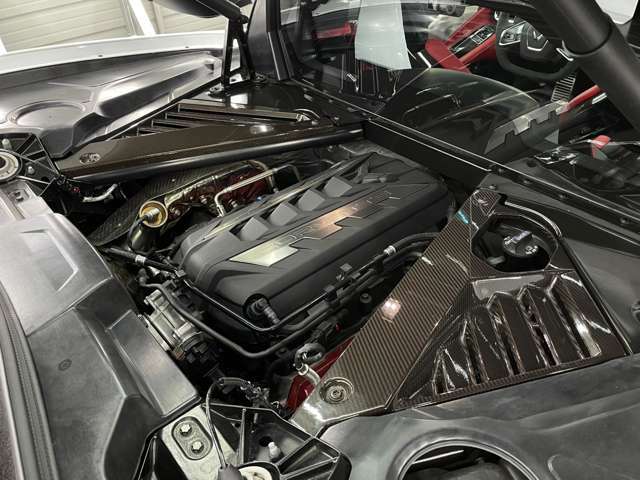 C8に搭載されるエンジンは、V8 6.2L LT2エンジンで502馬力を発生！0-96km/hはなんと2.9秒と驚きの加速性能、そしてトップスピードは321km/hと、まさにスーパーカーといったスペックを誇ります。