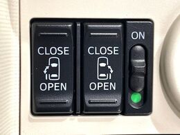【両側パワースライドドア】スマートキーや運転席のスイッチで後席両側スライドドアの開閉が可能♪電動だから力を入れてドアを開ける必要が無く、小さなお子様でも簡単に開け閉めでき快適です♪