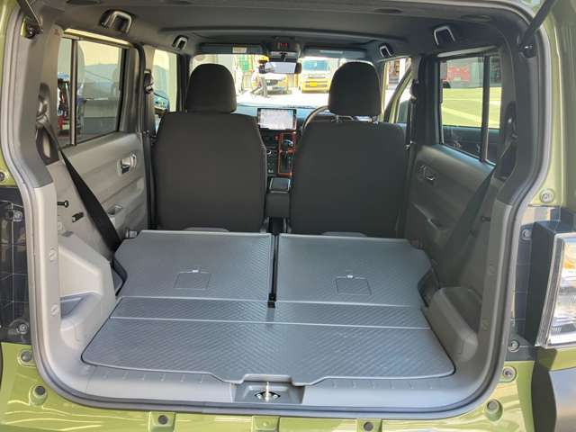 後席を全て倒して、荷物専用のスペースにした状態です。これなら長いものも積めますし、ご旅行や趣味に活用できますね。