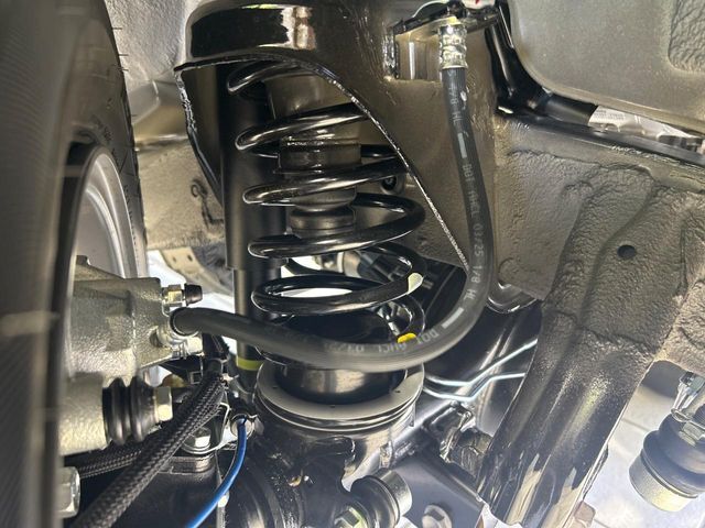 お車を安心してお乗りいただく為には、足回りの定期点検が欠かせません。サービスサポート（有償保証）では無料点検もご提供しており、安心のカーライフをお過ごしいただけるサポート体制が整っています。