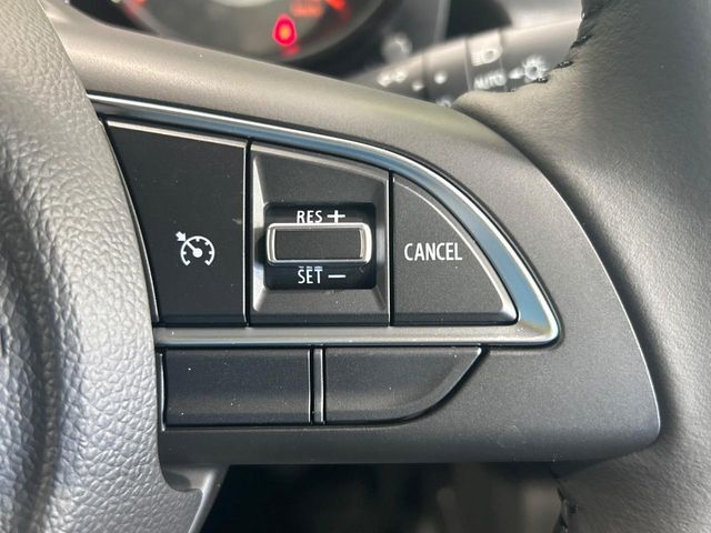 【クルーズコントロール】高速道路もラクラク走行。アクセルを離しても一定速度で走行ができ、長距離運転時の負担を軽減！加速・減速も簡単なスイッチ操作で調整できます。