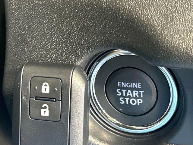【キーレススタートシステム】カバンやポケットに入れたままでもドアの施錠・解錠が可能なスマートキーを装備。エンジンのオン・オフ時もカギを取り出す必要が無いからとっても便利です♪