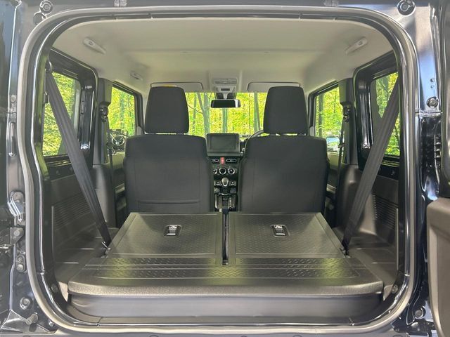 後席を格納すると、これだけの広さが！シーンに合わせたシートアレンジで、大きな荷物も積むことが出来ます♪