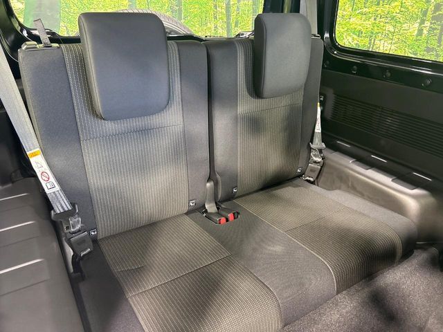 後部座席も気になるようなキズ・汚れやへたり等、大きなダメージはなく、良好な状態です。