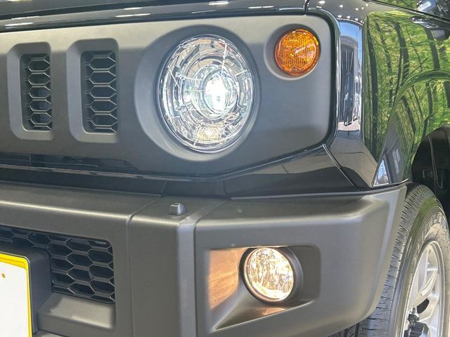 【LEDヘッドライト】悪天候や夜間走行時も良好な視界を確保し安心して運転できる高輝度LEDヘッドライトを装備！点灯速度が早く、消費電力も抑えられています。