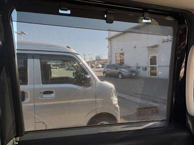 ▲サンシェード▲スライドドアの窓には左右ともロールサンシェードがついていますので窓からの日差しがまぶしい時にサッと引き出してお子様の安眠を守ります☆