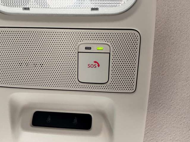 SOSコールは、急病時や危険を感じた時などにコールスイッチを押すと、専門のオペレーターが警察や消防への連携をサポートします。また、エアバック展開時は自動通報されます。