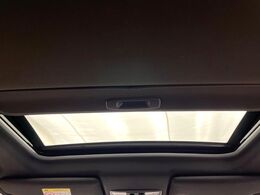 【サンルーフ】開放感たっぷりの希少装備、サンルーフが装着されています！車内に明かりを取り入れたり景色を楽しむ以外にも、車内の空気も簡単に換気できて快適です！