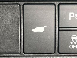 【パワーバックドア】スマートキーや運転席のボタンを押すだけでリアゲートが自動で開閉します！荷物を持っている時や、高い位置にあるバックドアを閉める際に便利な機能です♪