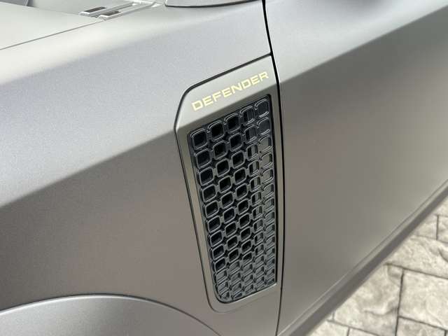 635馬力を誇るハイパフォーマンスSUV「OCTA」。ゴールドのエンブレムが只ものではないオーラを放ちます。
