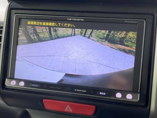 【バックカメラ】駐車時に後方がリアルタイム映像で確認できます。大型商業施設や立体駐車場での駐車時や、夜間のバック時に大活躍！運転スキルに関わらず、今や必須となった装備のひとつです！