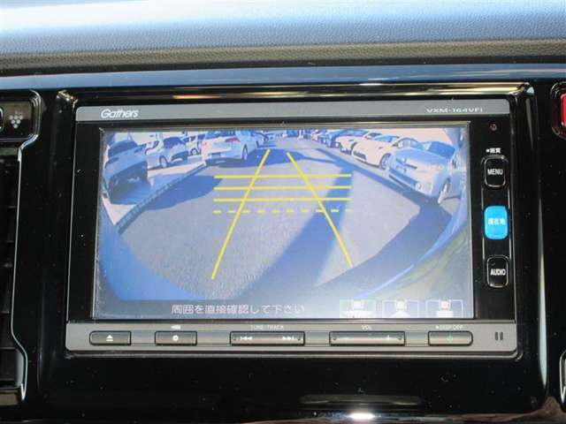 バックカメラで駐車時の後方確認が安心です！
