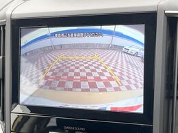 【バックカメラ】駐車時に後方がリアルタイム映像で確認できます。大型商業施設や立体駐車場での駐車時や、夜間のバック時に大活躍！運転スキルに関わらず、今や必須となった装備のひとつです！