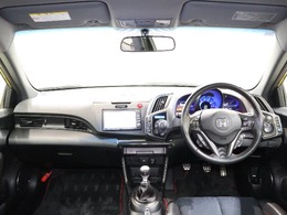 操作性に優れた運転席となります！小物入れや各ボタンの配置にこだわり、使いやすいです！座り心地もよく視認性も良好なのでロングドライブもお任せ下さい！
